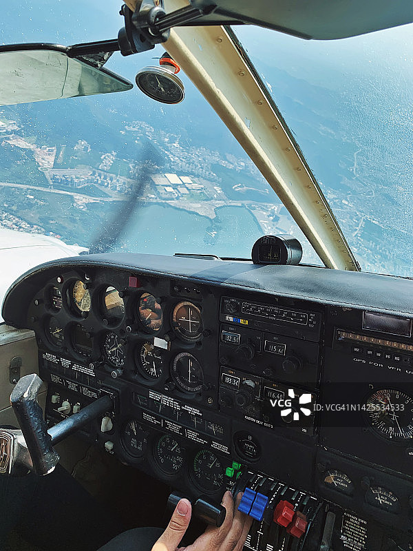 飞机驾驶舱移动中图片素材