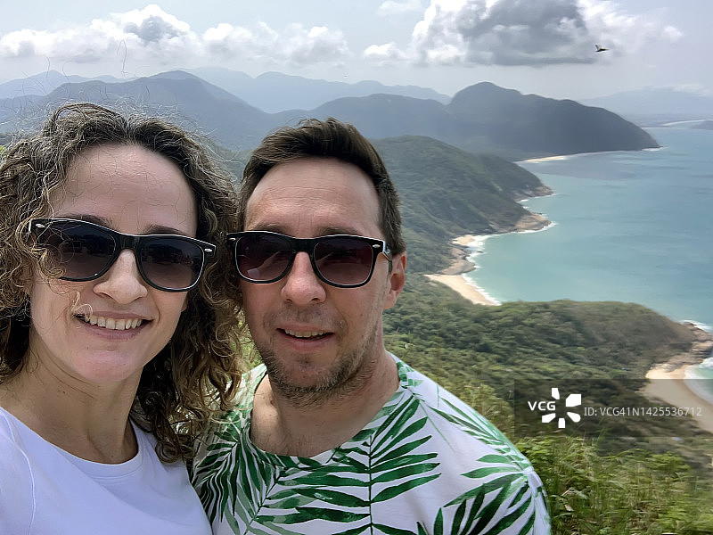 情侣在山上海边背景下自拍图片素材