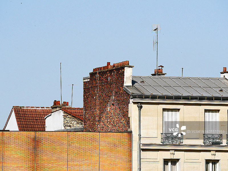 法国巴黎建筑特写：封闭的窗户、风化的砖墙和锌屋顶天线图片素材