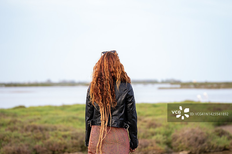 嬉皮士风格女人凝视风景的背影图片素材