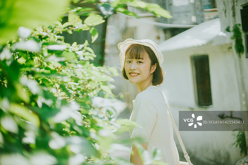 享受阳光和探索乡村附近古老村庄的亚洲女游客图片素材