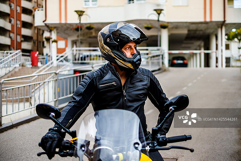 骑摩托车的男人加入车流图片素材