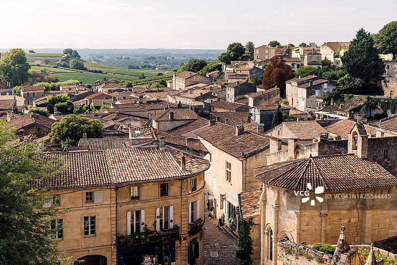 从上方看到的圣埃米利翁村庄，法国吉伦特省图片素材