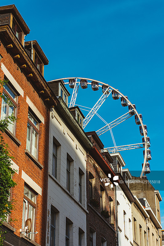 建筑背景下的摩天轮图片素材