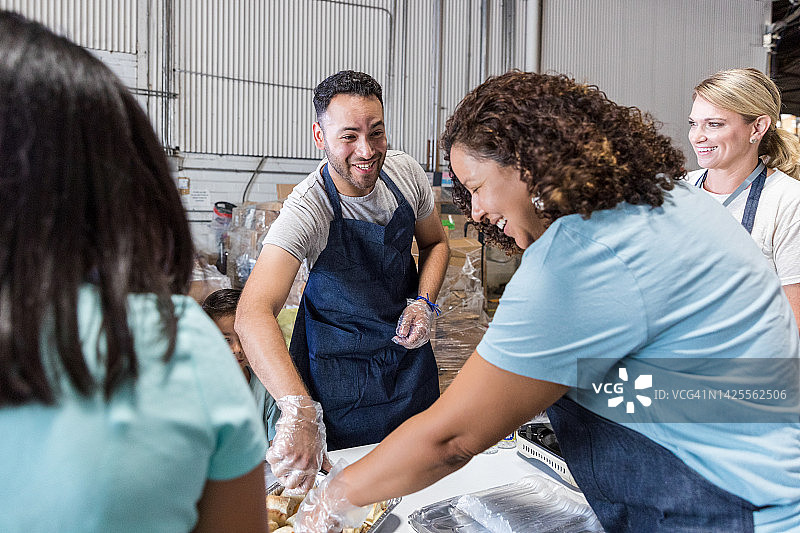 同事们在食物募捐活动中做志愿者图片素材