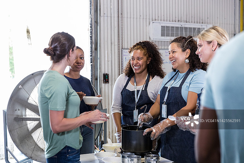 一群志愿者图片素材