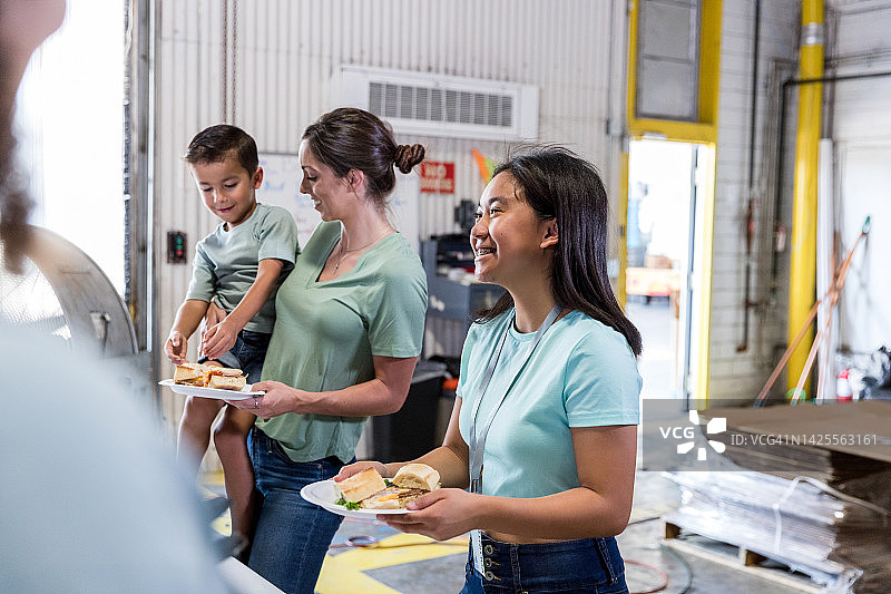 一家人排队领取免费食物图片素材