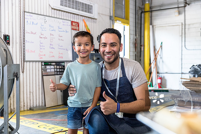 活动志愿者：叔叔和侄子点赞图片素材
