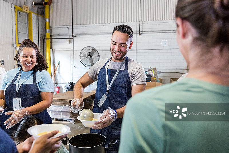 志愿者在活动中微笑服务图片素材