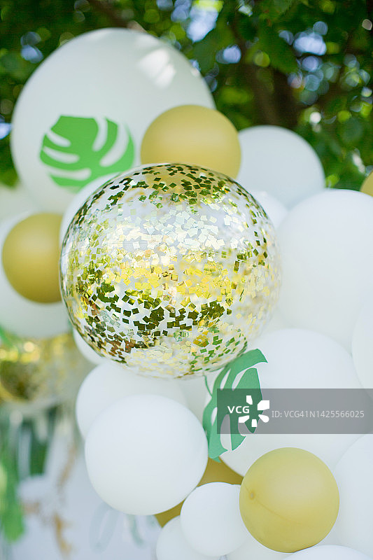 带有五彩纸屑的白色透明气球图片素材