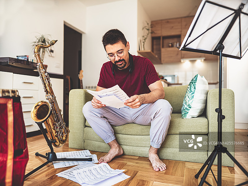 年轻男人在家练习音乐图片素材