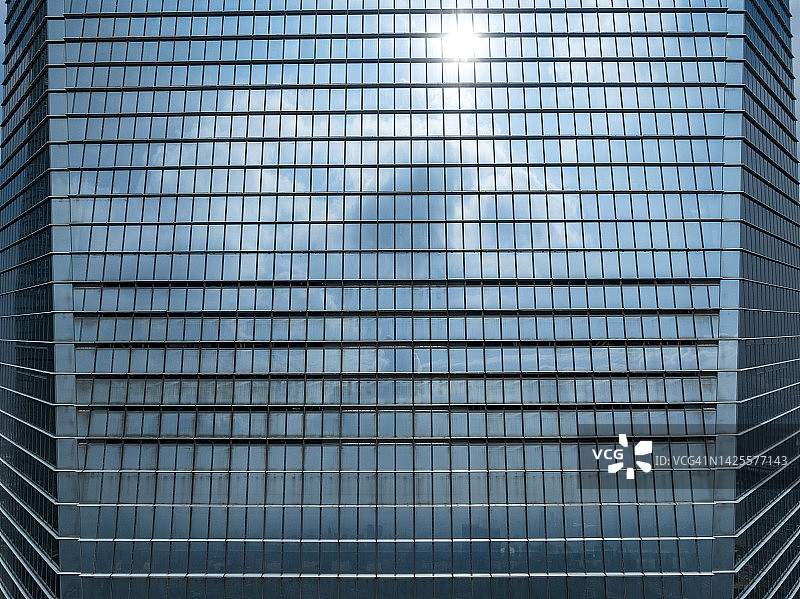 办公楼的蓝色玻璃幕墙图片素材