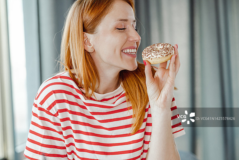 美丽女人享用甜甜圈肖像图片素材