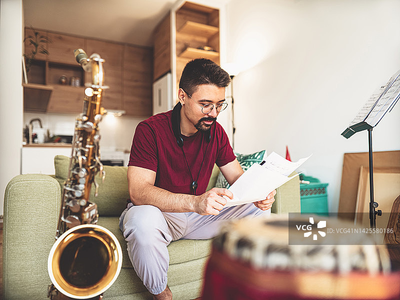 年轻男人在家练习音乐图片素材