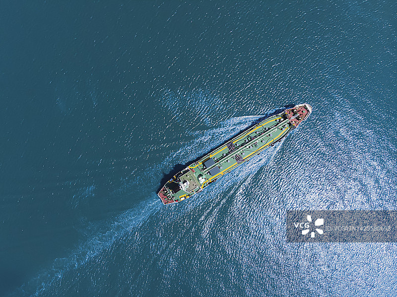 绿色油轮高速航行与美丽海浪航拍顶视图图片素材