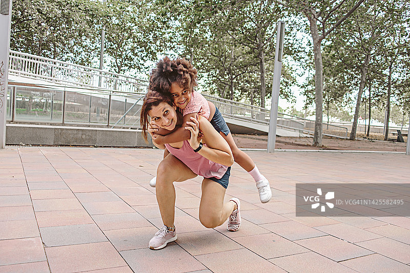 母女在公园旁穿运动装玩耍图片素材