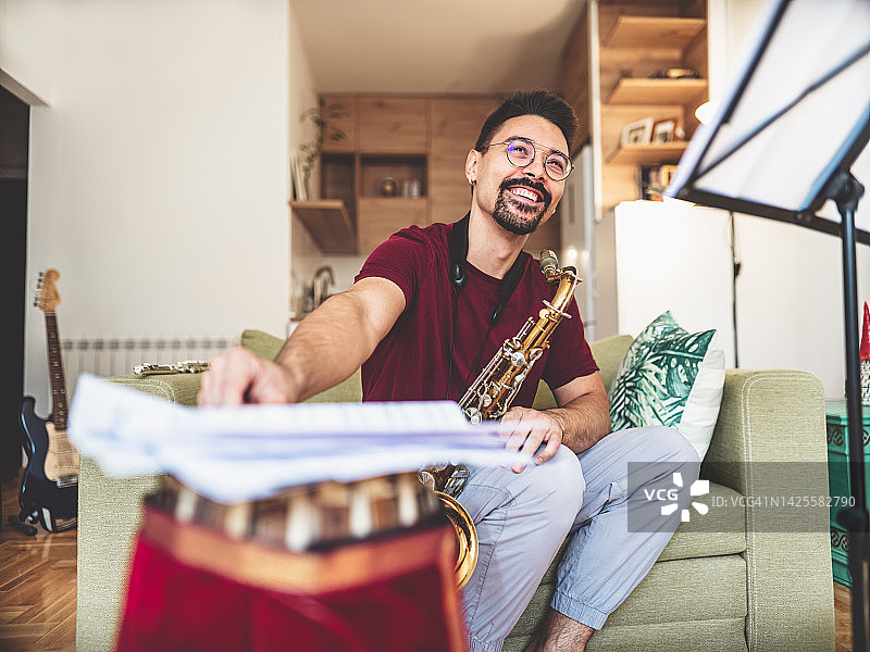 年轻男人在家练习音乐图片素材