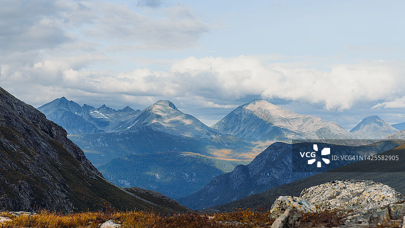 挪威秋季山脉的风景图片素材
