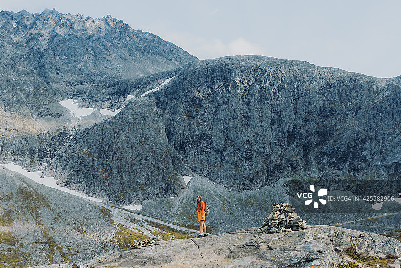 女徒步者欣赏挪威壮丽山景图片素材