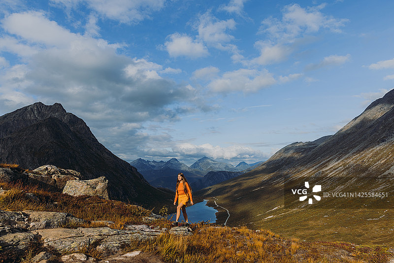 秋季挪威山景风光，徒步女性沉思图片素材