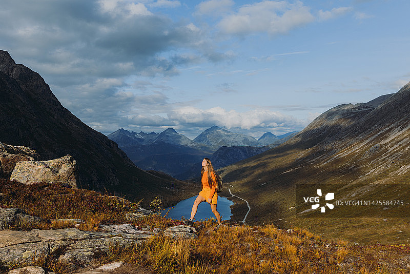秋季挪威山景风光，徒步女性沉思图片素材