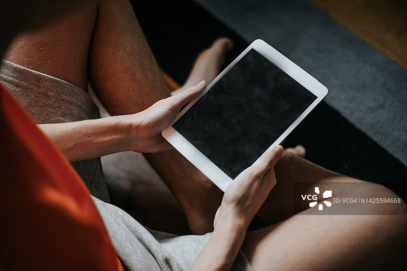 使用平板电脑的匿名人士，空白屏幕样机图片素材