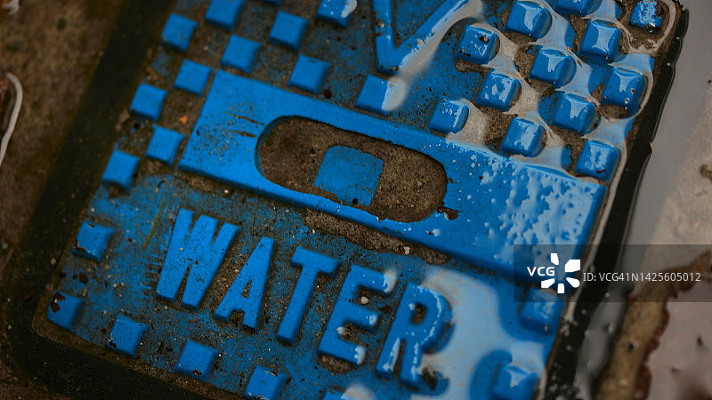 人行道上的供水检修孔 - 开/关图片素材