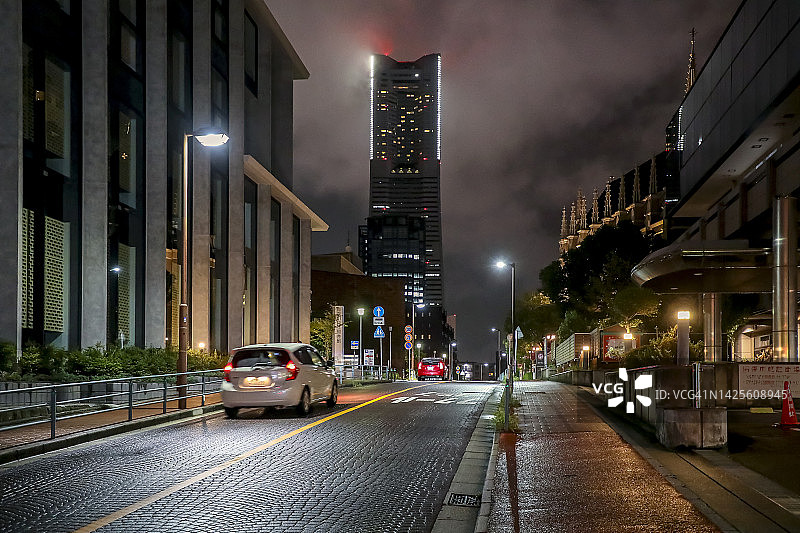 雨中的红叶坂图片素材