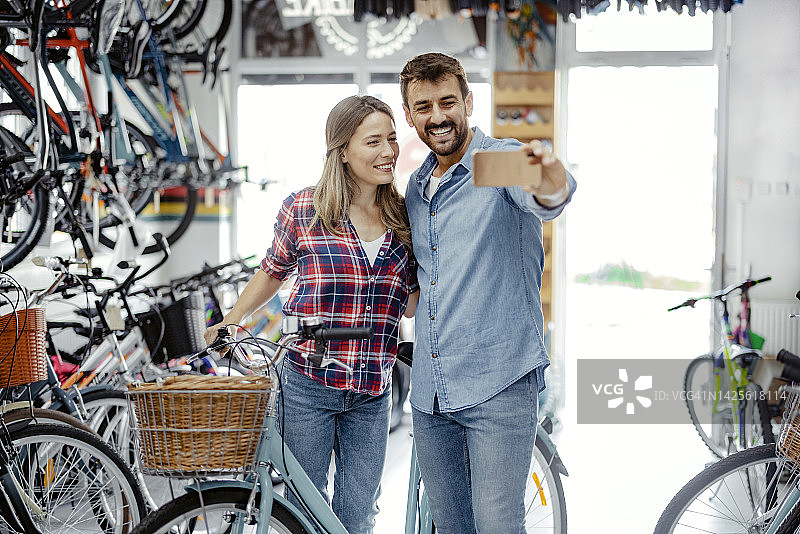 情侣在自行车店自拍图片素材
