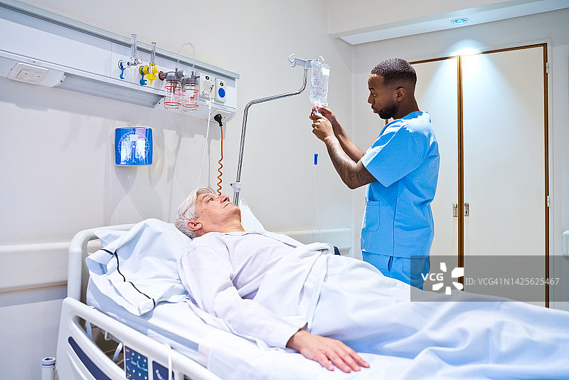 护士在医院检查病人的静脉滴注图片素材
