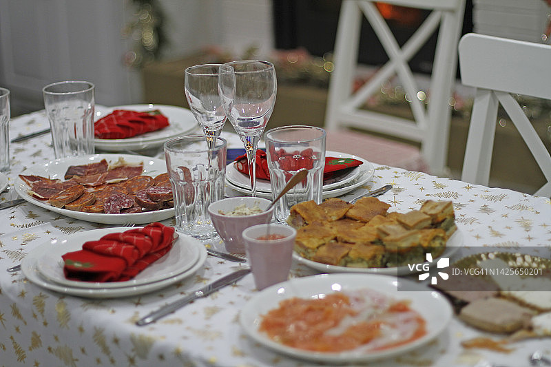 节日餐桌上的食物图片素材