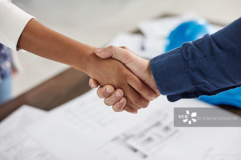 建筑、B2B与合作：办公室会议上工业合同协议后的握手。协作、团队合作和公司员工欢迎新的企业行业交易图片素材