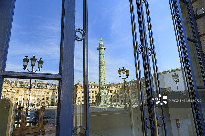 旺多姆广场在商店橱窗中的倒影图片素材