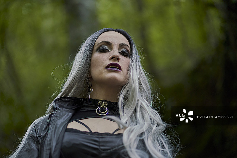 户外的吸血鬼服装女人图片素材