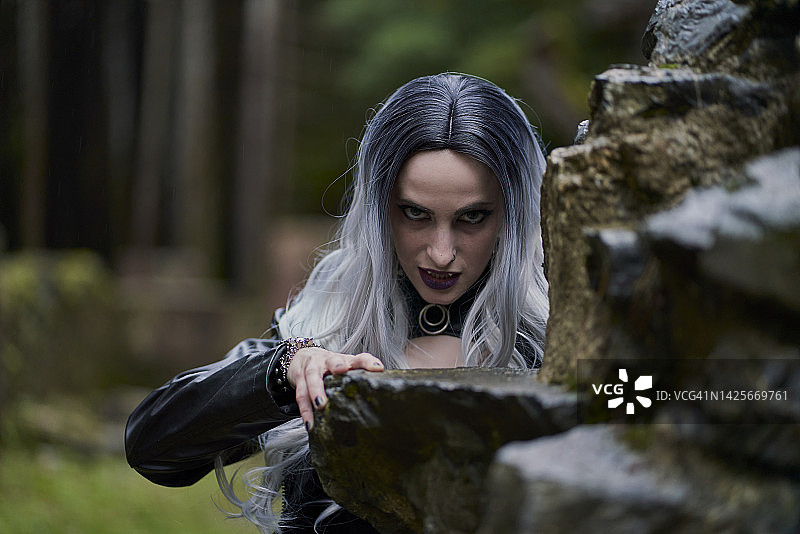 穿吸血鬼服装的女人图片素材