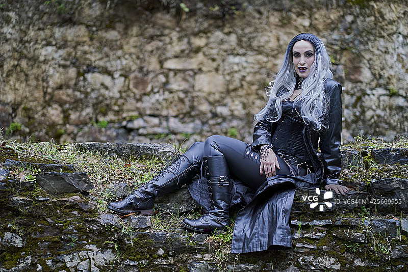 户外的吸血鬼服装女人图片素材