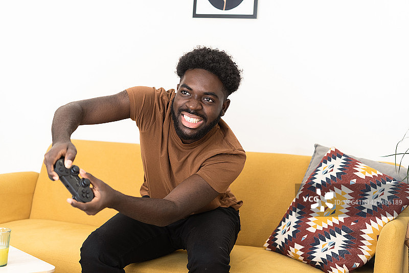 男子玩游戏图片素材