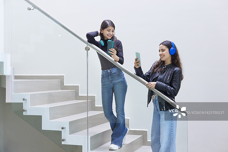 手持手机的年轻拉丁裔女性图片素材