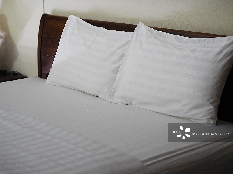 床上的白色枕头图片素材