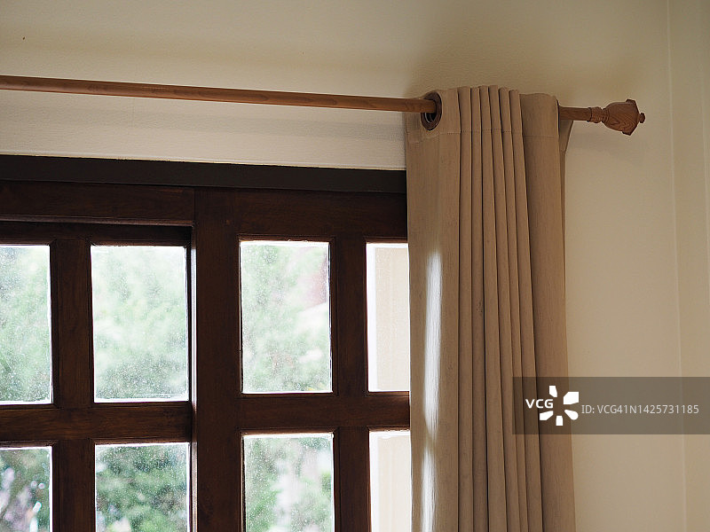 褶皱窗帘与棕色木轨图片素材