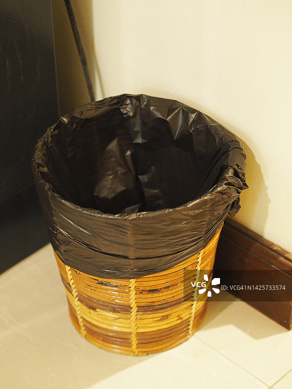 垃圾桶里的黑色袋子图片素材
