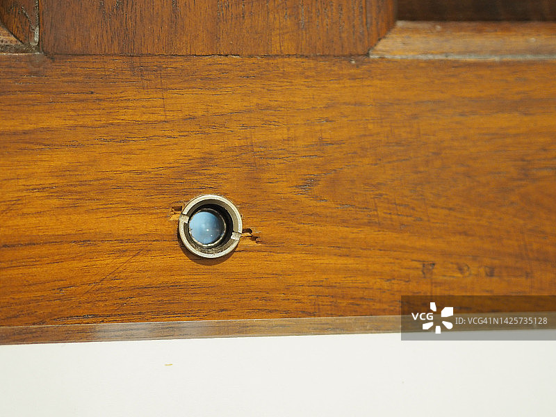 木门上的猫眼图片素材