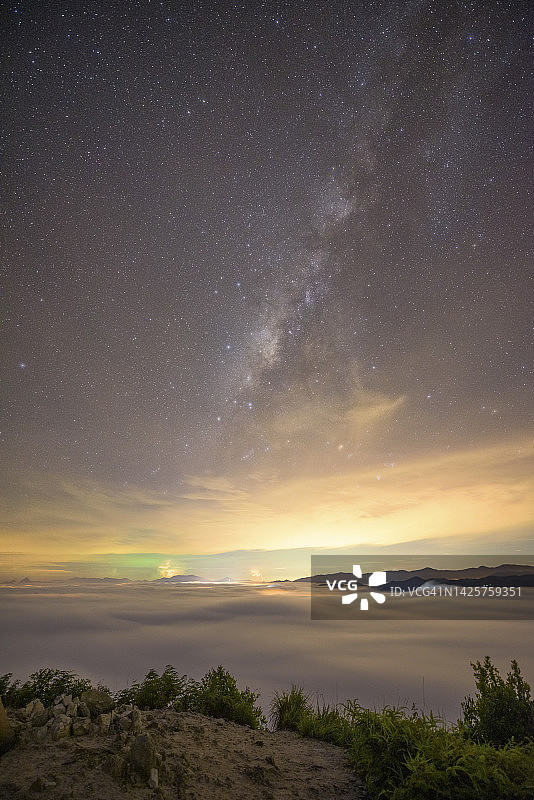 覆盖山脉的银河星夜与雾图片素材