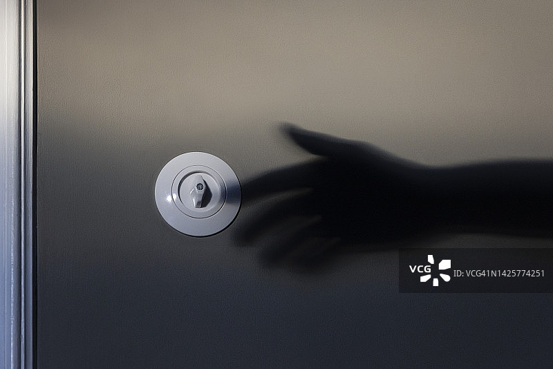 手够着电灯开关的影子图片素材