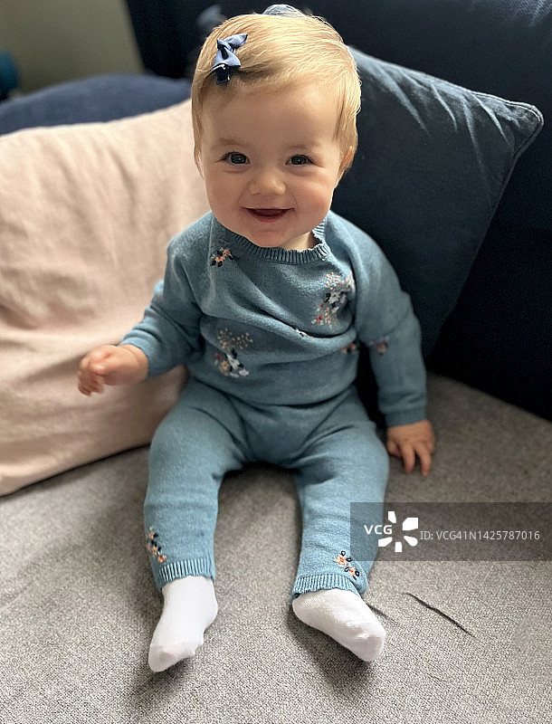 八个月大的女孩肖像图片素材