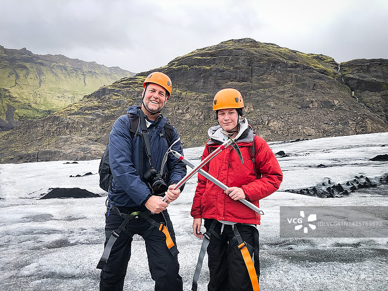 父子冰川徒步体验图片素材