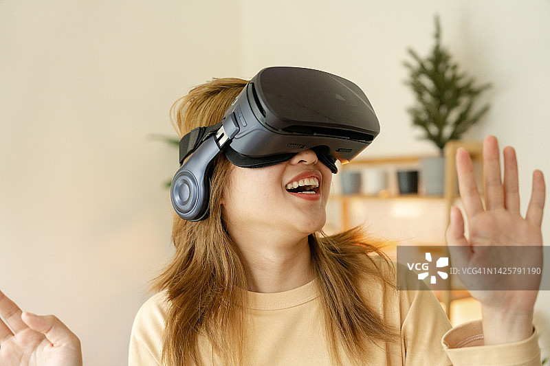 使用VR虚拟观众的现代女性图片素材