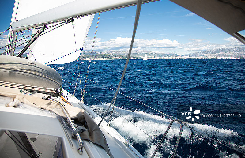 阳光明媚大风天的航行图片素材