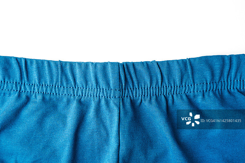 白色背景上的蓝色长裤橡筋腰带图片素材