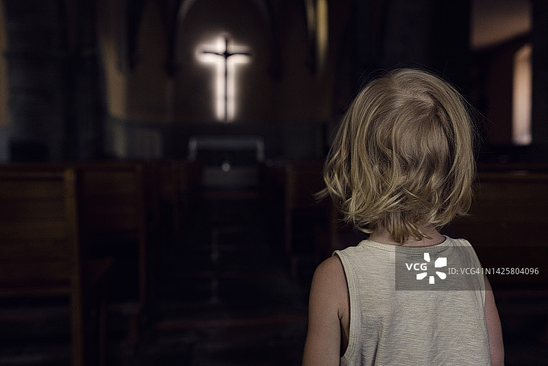 教堂里的小孩图片素材
